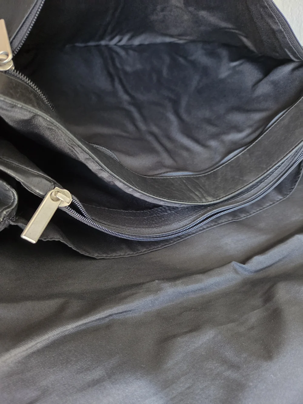 Wilsons Black Leather Messenger Bag 8 Pockets